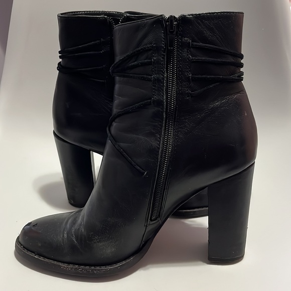 VINCE CAMUTO real leather boots. Original distressed leather, suede tassel. 8 - Picture 5 of 7